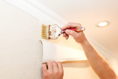 Pose de papier peint à Corps — revêtements muraux et toiles de verre